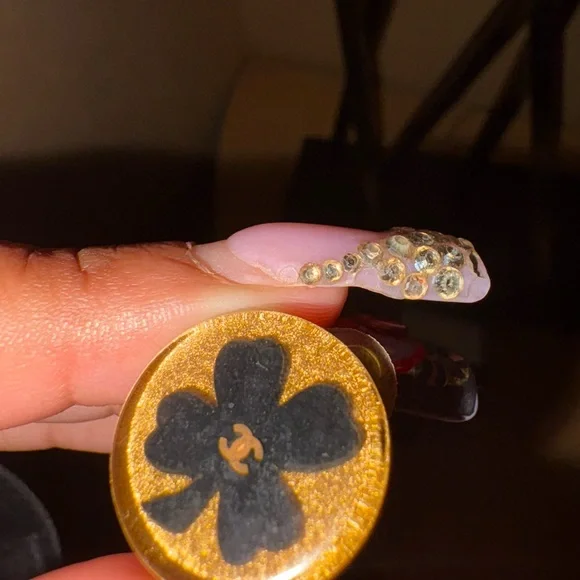 🤩SOLD🤩CHANEL resin CC  Clover Clip-on Earrings - Picture 5 of 9